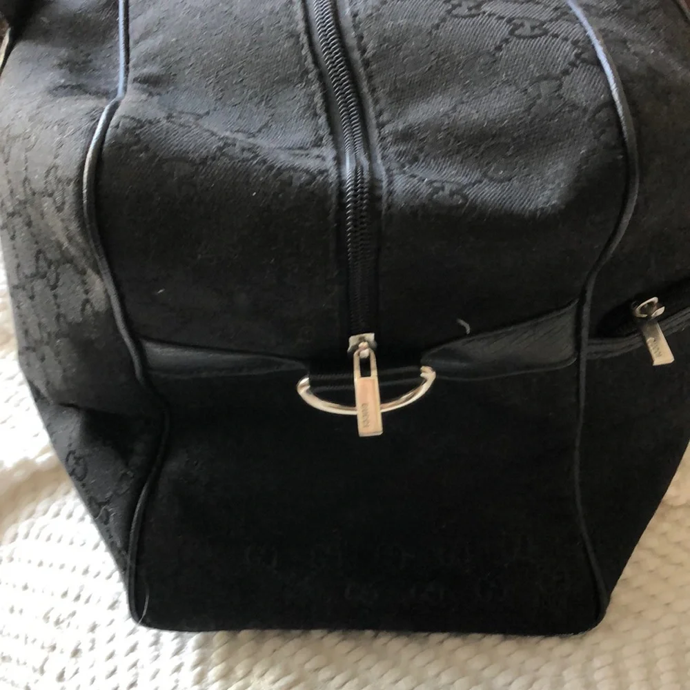 Gucci Black and Red Duffel Bag with Iconic Design - Picture 4 of 10